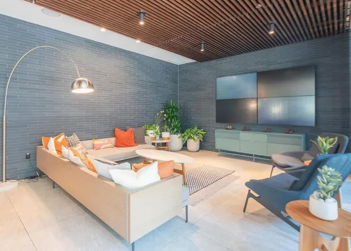 Heart Of 1bd With Pool Gym Parking