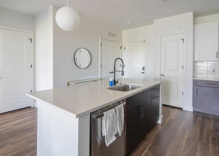 Apartment Heart Of 1bd With Pool Gym Parking *