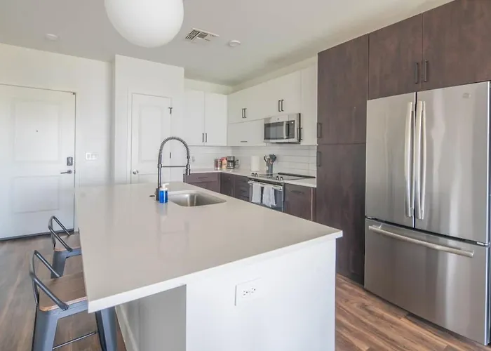 Heart Of 1bd With Pool Gym Parking *