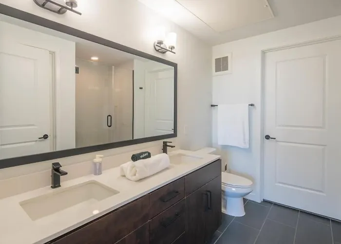 Heart Of 1bd With Pool Gym Parking Apartment