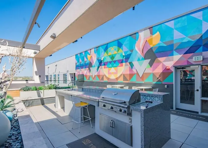 Heart Of 1bd With Pool Gym Parking